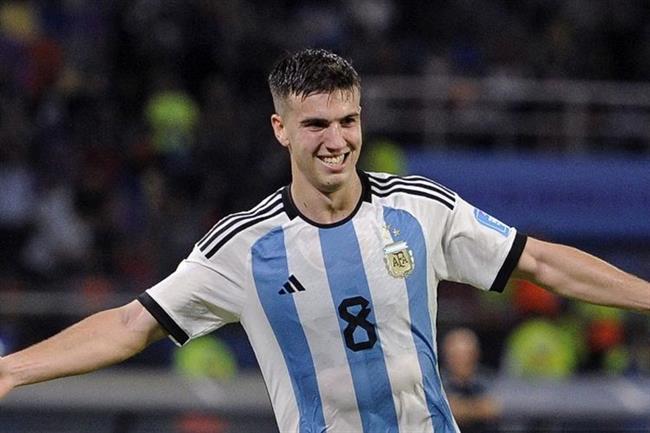 Tiểu sử tiền vệ Maximo Perrone