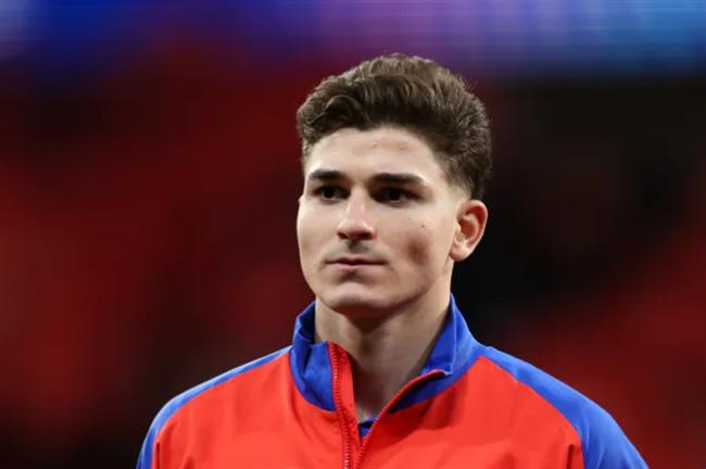 Arsenal va Liverpool muon dua Julian Alvarez tro lai Premier League.