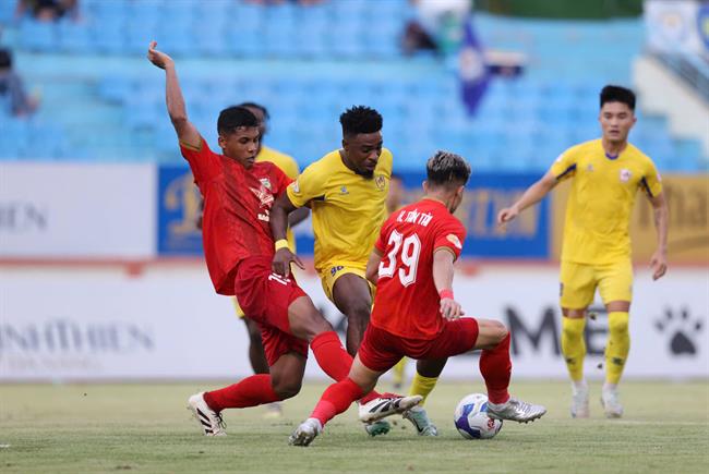 Quảng Nam nhận thưởng nóng trước trận quyết định trụ hạng