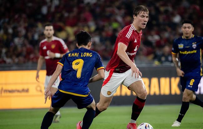 Hai Long tự hào khi được thi đấu với Man United