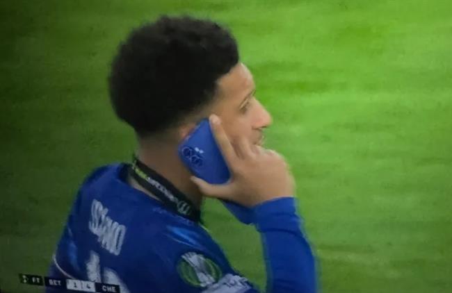 NHM Chelsea thich thu voi chiec op lung dien thoai cua Jadon Sancho.