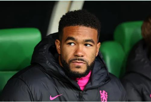 Reece James ngoi du bi trong tran dau voi Real Betis.