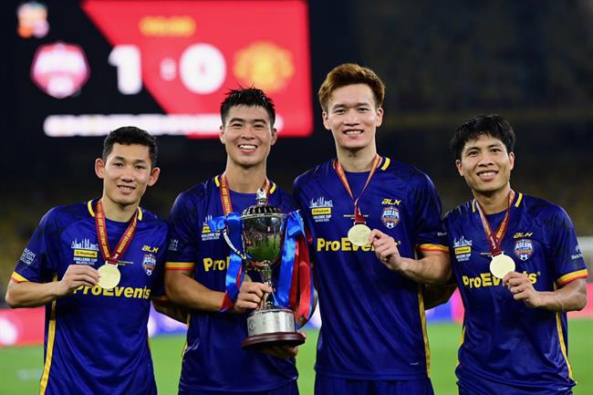 4 tuyển thủ Việt Nam vui mừng đăng ảnh với dàn sao Man United