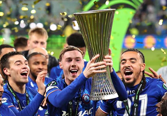 VIDEO: Những pha phát biểu "cảm lạnh" của Cole Palmer sau khi vô địch UEFA Conference League