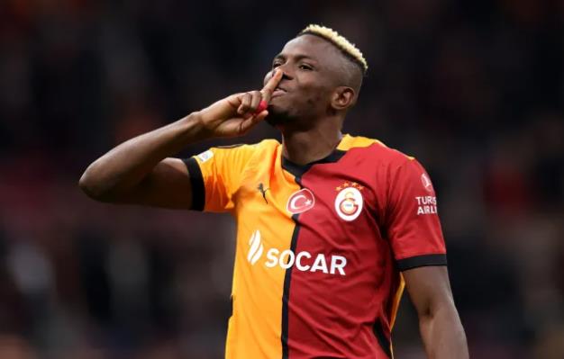 MU dung Hojlund cong 33 trieu bang de hy vong co Victor Osimhen 