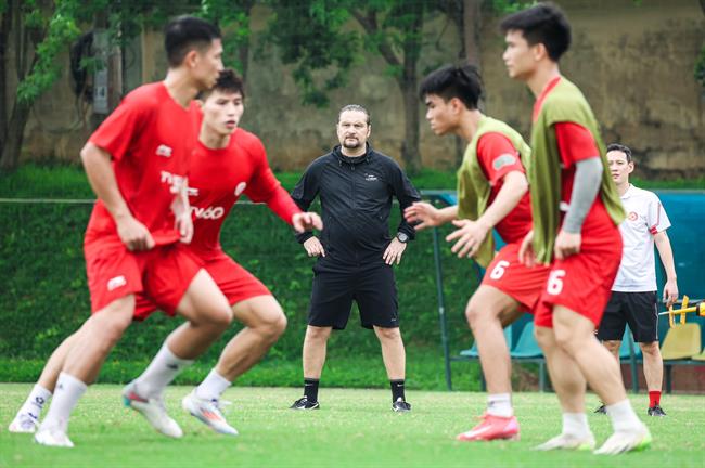 Tuần trăng mật ngắn ngủi của HLV Velizar Popov