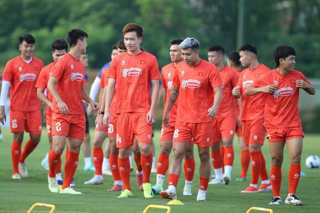 Đội hình ra sân ĐT Việt Nam: Ngọc Quang, Hai Long đá chính, Tiến Linh, Quang Hải dự bị