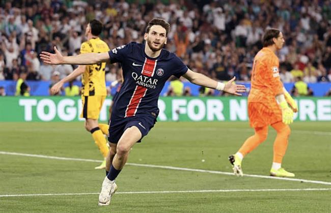 Kvaratskhelia đăng hình Ronaldo sau chức vô địch Cúp C1