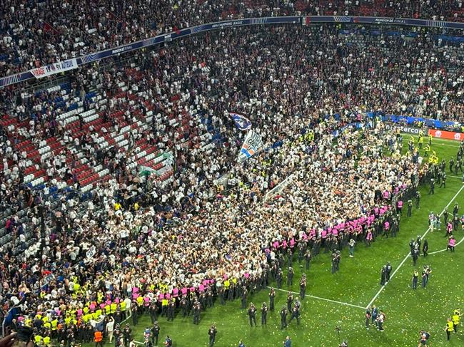 CĐV PSG khiến sân Allianz Arena tan hoang sau chức vô địch Champions League 1 CĐV PSG khiến sân Allianz Arena tan hoang sau chức vô địch Champions League 1