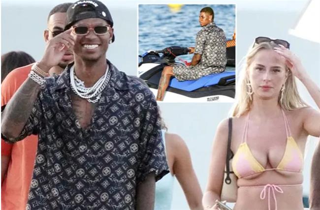 Marcus Rashford rạng rỡ bên người phụ nữ bí ẩn