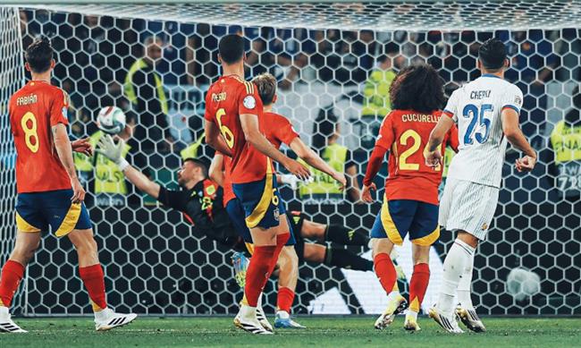 Rayan Cherki ra sân ở phút 63 trong bối cảnh tỷ số đang là 4-1