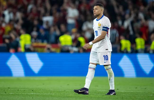 Kylian Mbappe thất vọng sau trận thua Tây Ban Nha. Kylian Mbappe that vong sau tran thua Tay Ban Nha.