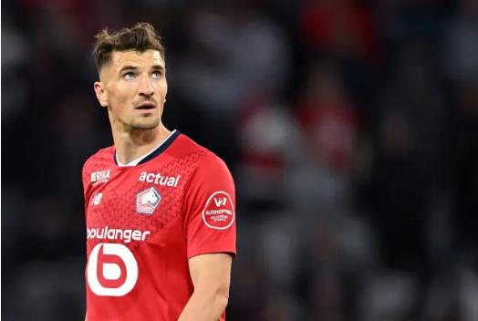 Thomas Meunier là một fan hâm mộ của MU. Thomas Meunier la mot fan ham mo cua MU.