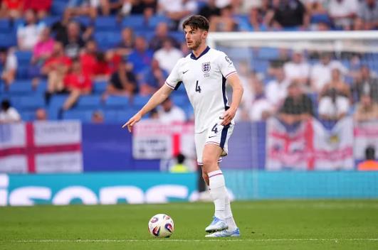 HLV Thomas Tuchel giải thích lý do Declan Rice ngồi dự bị trước Andorra. HLV Thomas Tuchel giai thich ly do Declan Rice ngoi du bi truoc Andorra.