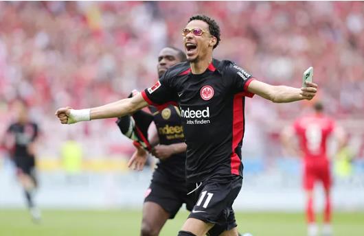 Chelsea dang quan tam tien dao Hugo Ekitike.