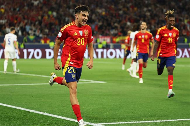 Luis de la Fuente chỉ ra điều khác biệt ở Pedri 1 Luis de la Fuente chỉ ra điều khác biệt ở Pedri 1