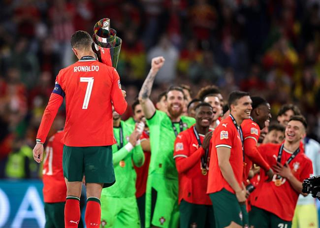 Carlo Ancelotti chúc mừng Ronaldo vô địch Nations League 1