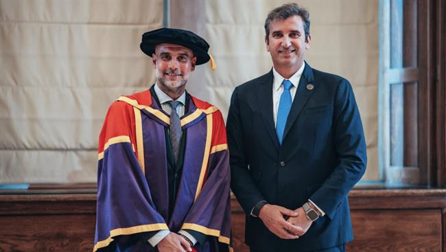 Pep Guardiola nhận bằng Tiến sĩ danh dự từ Đại học Manchester