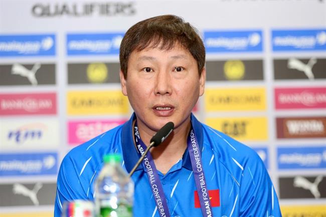 HLV Kim Sang Sik tiết lộ khả năng Xuân Son đá chính trước Lào