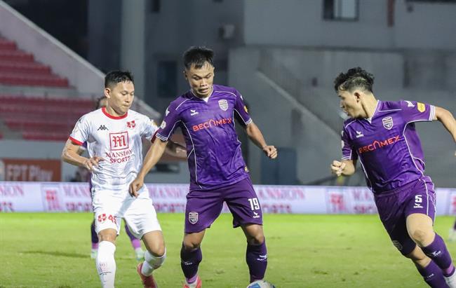 Tiến Linh níu kéo hi vọng giành danh hiệu 'Vua phá lưới' sau cú đúp vào lưới Hải Phòng FC