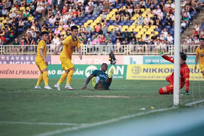 HAGL để thua ngược khó tin trước SLNA trong thế chơi hơn người