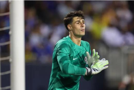 Arsenal duoc khuyen nen chieu mo Emiliano Martinez thay vi Kepa.