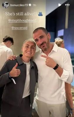 Bonucci gây sốt với pha vào bóng rát với cựu đội trưởng tuyển nữ Anh 1