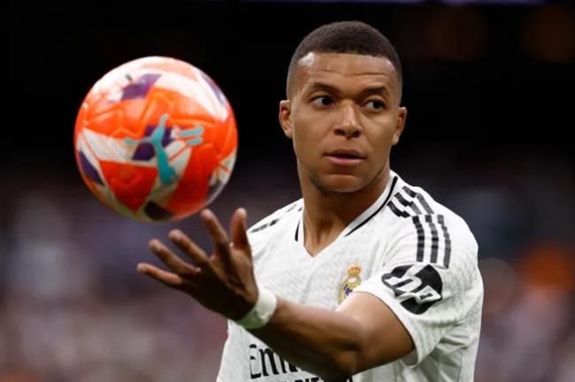 Kylian Mbappe vang mat truoc Al-Hilal vi bi om.