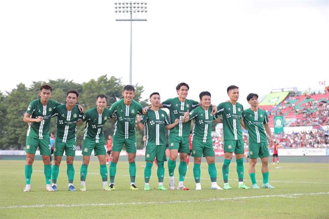 Công Phượng khích lệ đồng đội sau trận thắng quan trọng