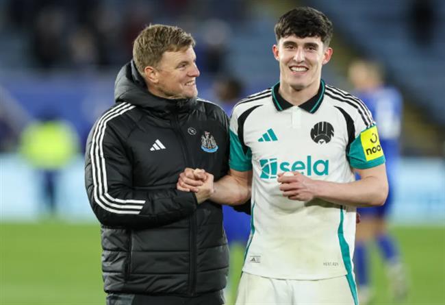 Tino Livramento co cau tra loi cho Man City.