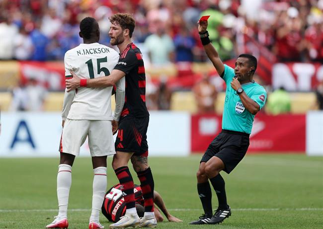 Marc Cucurella và Moises Caicedo nhắc nhở Nicolas Jackson