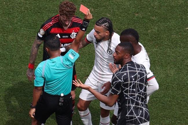 Nicolas Jackson gửi lời xin lỗi sau thẻ đỏ thứ hai liên tiếp