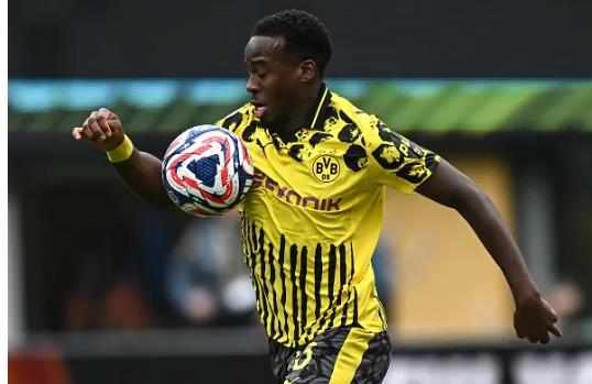 Dortmund len tieng vu ban Jamie Gittens cho Bayern Munich.