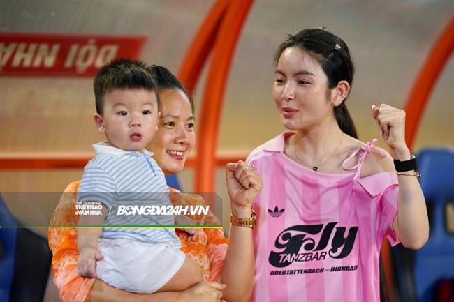 Quang Hải đưa gia đình xuống sân ăn mừng cùng CAHN