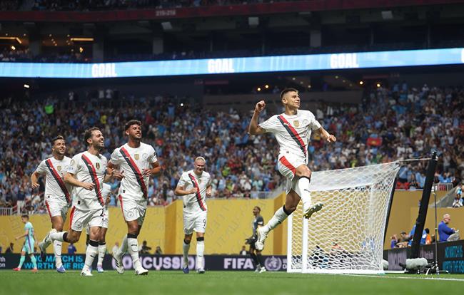 Pep Guardiola ngợi khen sao trẻ Echeverri sau siêu phẩm đá phạt 1 Pep Guardiola ngợi khen sao trẻ Echeverri sau siêu phẩm đá phạt 1