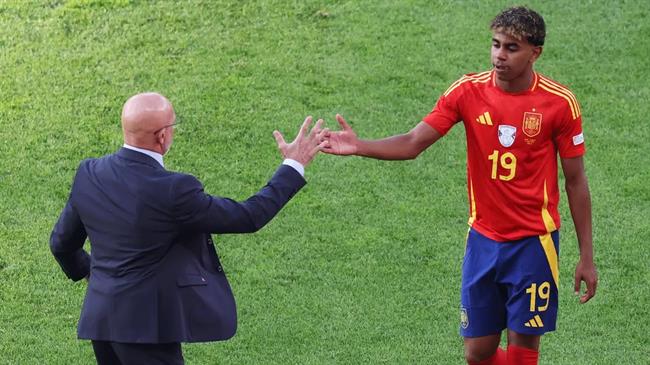 Lamine Yamal Từ cậu bé mang bài tập đến siêu sao World Cup 4 Lamine Yamal Từ cậu bé mang bài tập đến siêu sao World Cup 4