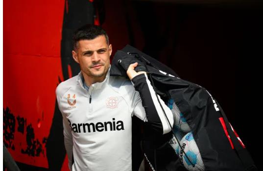 Erik ten Hag khien Granit Xhaka kho chiu tai Bayer Leverkusen.