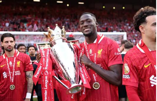Ibrahima Konate chi con hop dong 12 thang voi Liverpool.