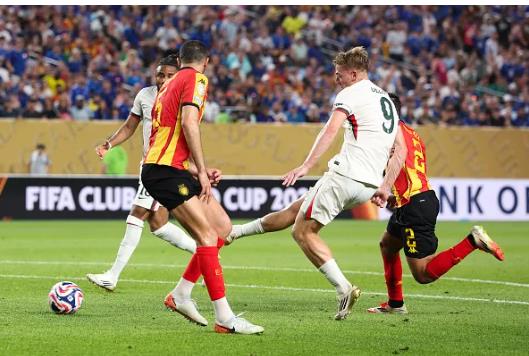 Delap ghi bàn thắng đầu tiên cho Chelsea trong chiến thắng 3-0 trước ES Tunis. Delap ghi ban thang dau tien cho Chelsea trong chien thang 3-0 truoc ES Tunis.