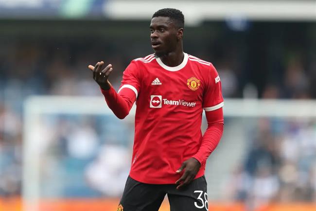 Axel Tuanzebe khoac ao Burnley o mua giai toi.