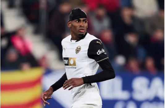 Valencia chot gia ban Cristhian Mosquera cho Arsenal.