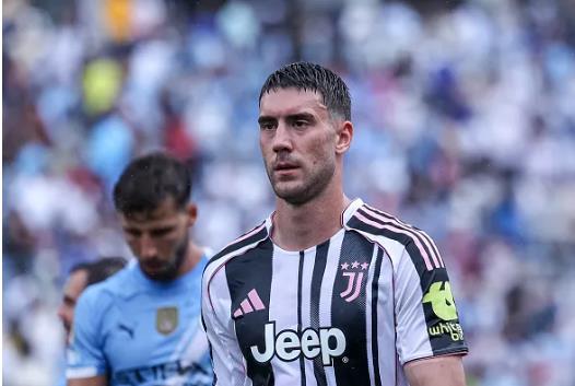 Dusan Vlahovic co cau tra loi cho MU o He 2025.