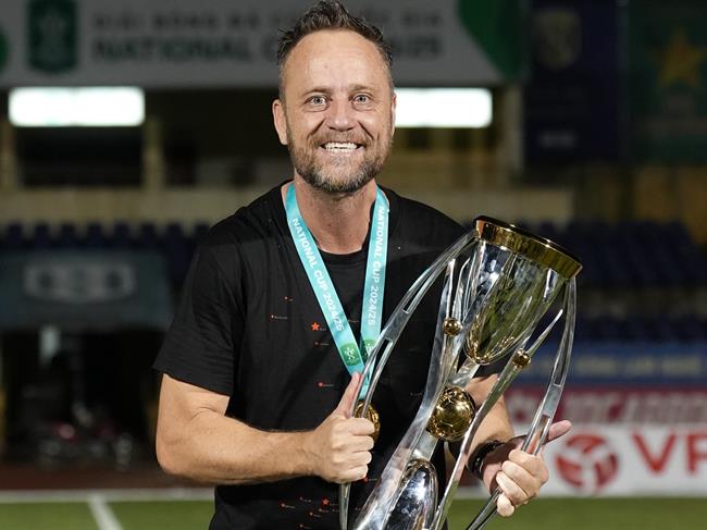 Mano Polking đứng trước cơ hội dẫn dắt ĐT Singapore