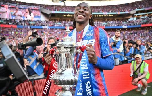 Eberechi Eze là mục tiêu hàng đầu của Arsenal. Eberechi Eze la muc tieu hang dau cua Arsenal.