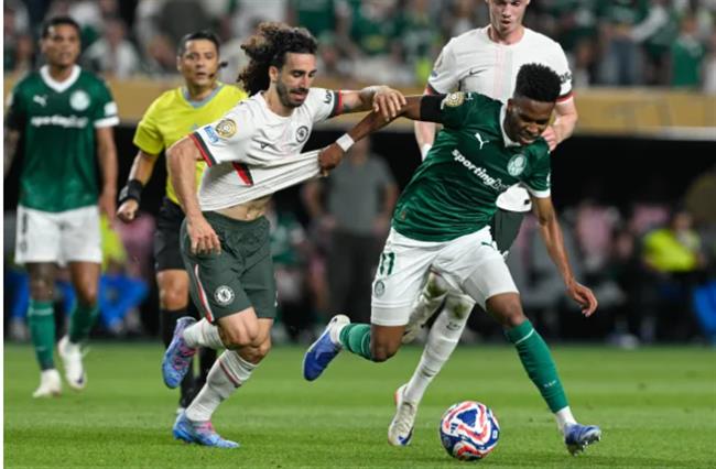 Estevao gửi tin nhắn cho Marc Cucurella