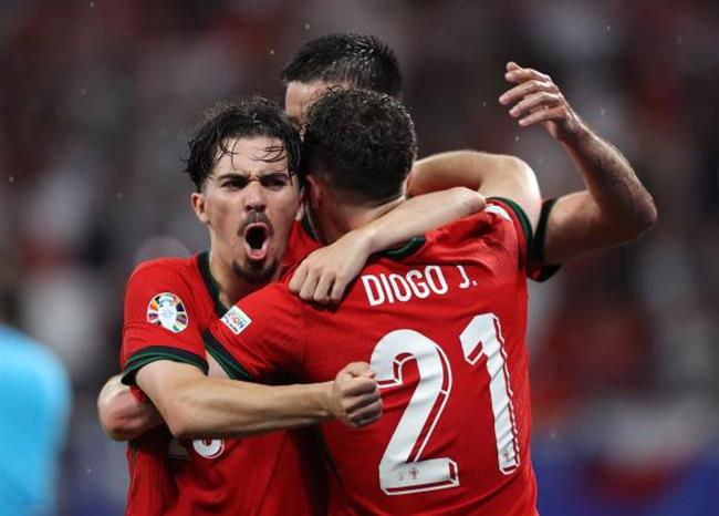 Sau Pedro Neto, Vitinha có thể không ra sân vì Diogo Jota