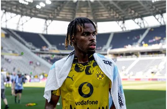 Dortmund xac nhan muon chieu mo Carney Chukwuemeka tu Chelsea.
