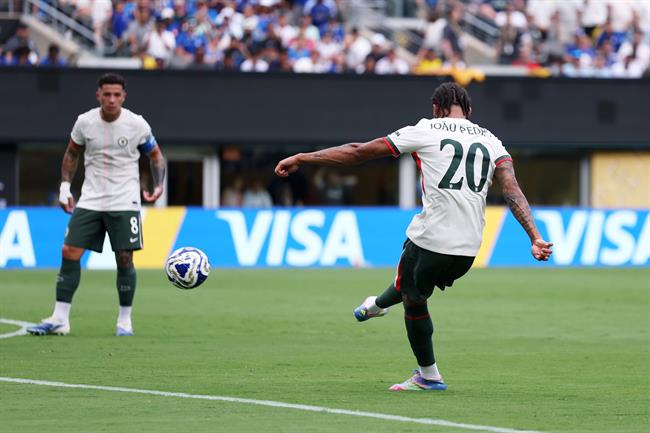 Phát súng lệnh của Joao Pedro