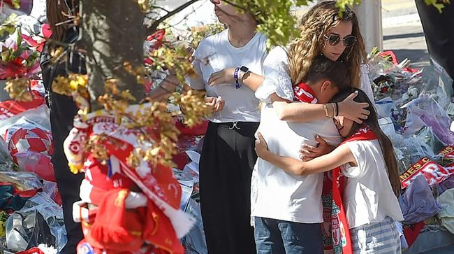 Vợ Diogo Jota cùng dàn sao Liverpool đặt hoa tại Anfield