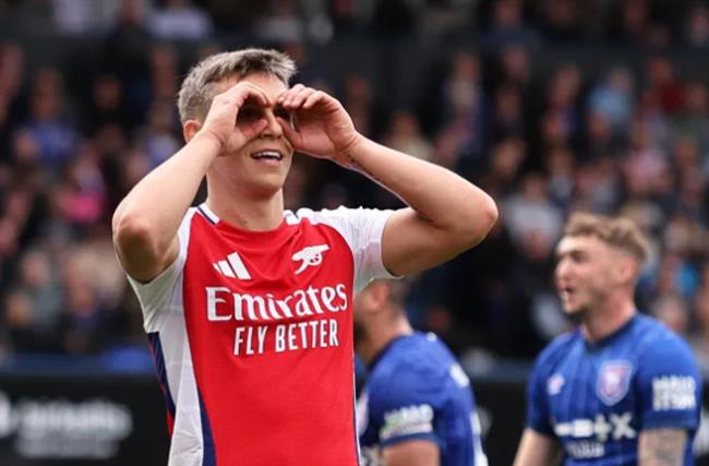 Arsenal ban Leandro Trossard  voi gia 27 trieu bang sau khi chieu mo Noni Madueke  